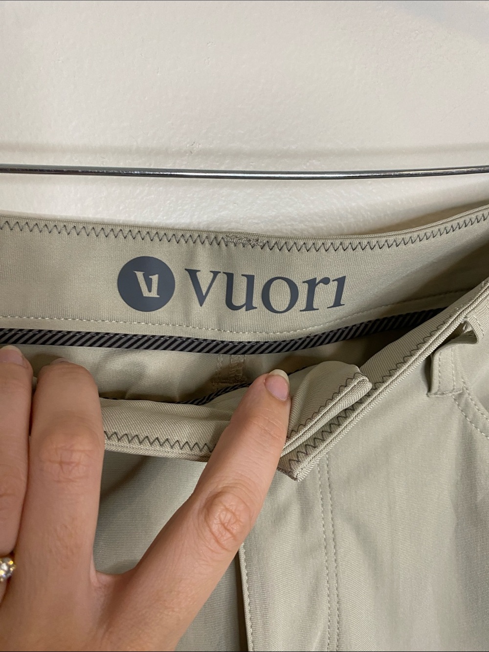 Vuori Men's Beige Performance Khaki Chino Pants Golf Straight Leg 32" x 30" - Picture 6 of 7
